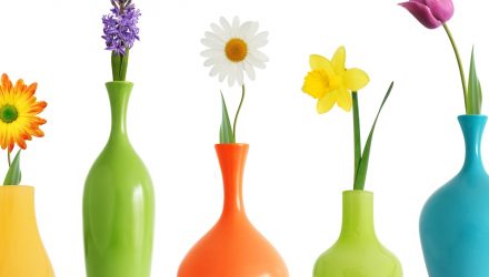 Несколько лёгких способов очистить вазу с узким горлышком