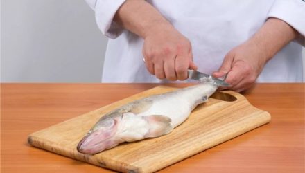 Как легко почистить рыбу с мелкой чешуёй