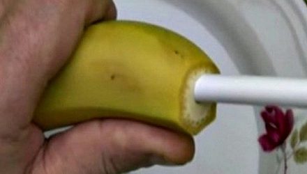 Он засунул трубочку в банан, когда я узнала для чего, то была удивлена…