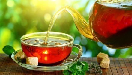Что лучше добавить в чай  — чтобы получить максимум пользы и насладиться его ароматом!