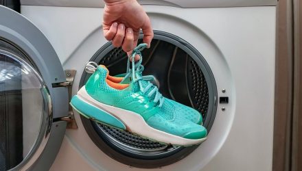 Как постирать кроссовки в стиральной машине: 5 частых ошибок, которые «убивают» обувь