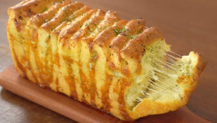 Рецепт пышного и мягкого чесночного хлеба со сливочным сыром :: Вся семья любит его
