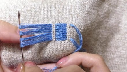 Удивительный способ зашить дырку на вязаном свитере