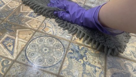 После такой уборки даже воздух в доме станет чище, а по полу можно ходить в белых носках и не запачкать