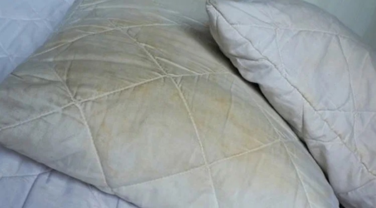 Воняют подушки. Подушка на тело для старых. Подушечка с ароматом. Следы пота на темных поверхностях подушки. Почему воняет перьевая подушка.