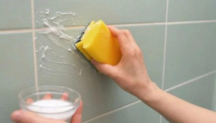 Готовлю простое средство и легко очищаю плитку в ванной. От желтого и мыльного налёта не остается и следа!