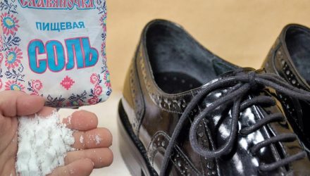Зачем сыпать соль в обувь: многие даже не знают, какую это пользу приносит