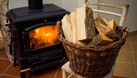 Что нужно сделать, чтобы дрова горели вдвое дольше и давали больше тепла