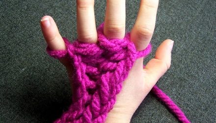 Вязание на пальцах — интересная и очень простая техника