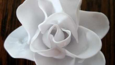Чудесная декоративная роза: вы даже не догадываетесь, из чего она была сделана