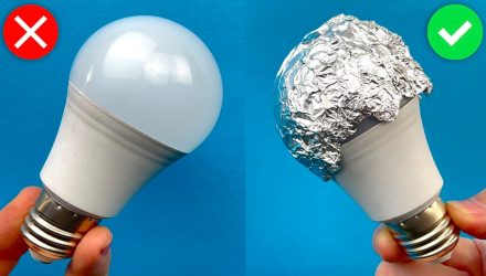Положите алюминиевую фольгу на светодиодную лампочку, яркость увеличится на 100%