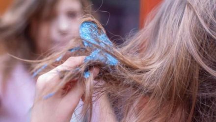 Как убрать слайм с волос: как вытащить, растворить, чем убрать лизун у ребенка