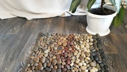 Как сделать оздоровительный коврик из речных камней