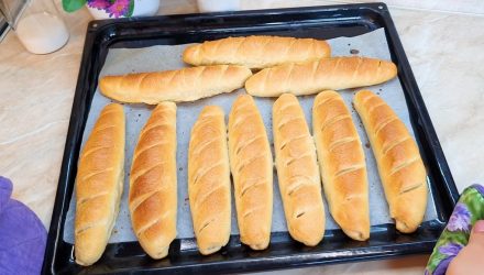 Просто опустите хлеб в кипяток перед выпечкой: лайфхак для хрустящего багета