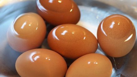 Не все знают верный ответ: какие яйца нужно варить на пару минут дольше обычных