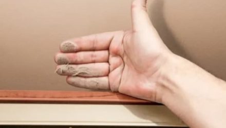 «Пыль на шкафах кухни больше не мучение»: Соседка подсказала как за 5 минут убрать всю пыль без лишних телодвижений