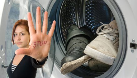 Как правильно стирать кроссовки в машинке, чтобы не испортить их: ошибка, которую допускают 90 % людей