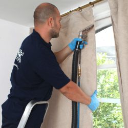 Как почистить шторы, не снимая их из окна: простой и эффективный метод