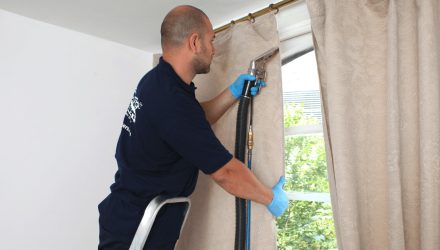 Как почистить шторы, не снимая их из окна: простой и эффективный метод