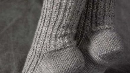 Вязаные носки с рисунком из мелких жгутов создают впечатление старинного серебра.