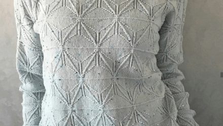 Вязаный спицами пуловер Foldline