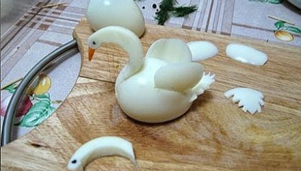 Лебедь из вареного яйца.