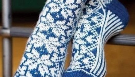 Вязаные носки, усыпанные снежинками, выполнены жаккардовым снегом.