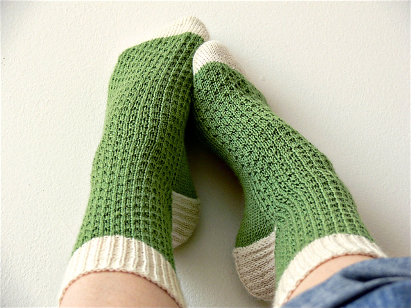Носочки просто. Вязаные носки. Вязаные носочки спицами. Необычные вязаные носки.