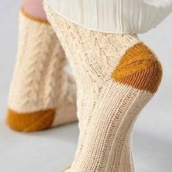 Вяжем симпатичные носочки спицами