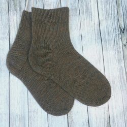 Вязаные носки «бабушкиным» способом хорошо сидят на ноге, эластичны, они не перекручиваться и не «сбегают» при ношении их в сапо…